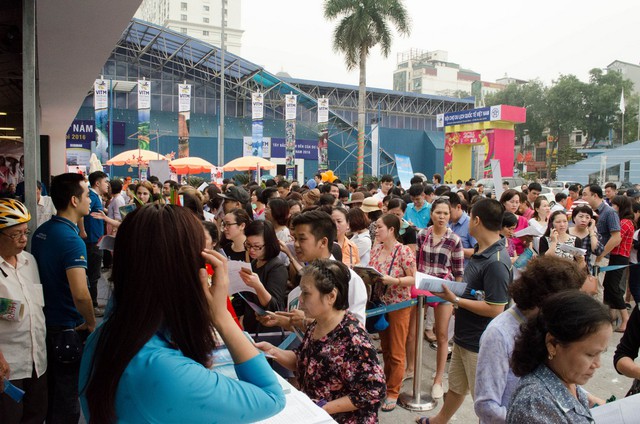 
Trong ngày khai mạc hội chợ, lượng lớn người đến xếp hàng mua vé may bay giá rẻ từ sáng sớm
