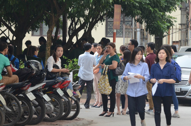 
Ngay từ 6h sáng, điểm thi Đánh giá năng lực tại ĐH Quốc gia Hà Nội đã rất đông cấc phụ huynh đưa con em đi thi
