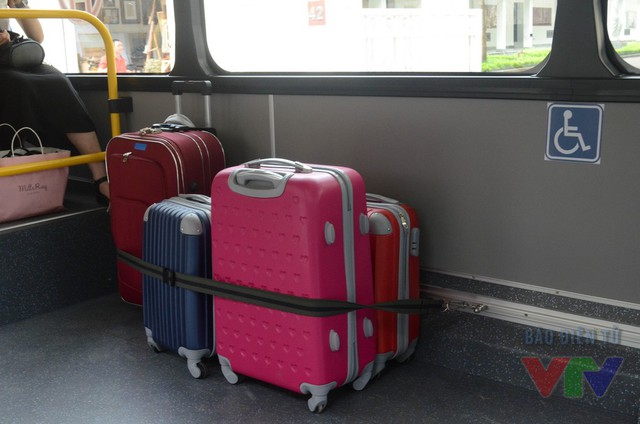 
Vị trí để hành lý trên xe bus rất rộng rãi, có chốt dây để cố định hành lý khi xe chạy
