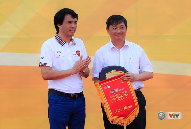 
Nhà báo Phan Ngọc Tiến, Trưởng ban Sản xuất các chương trình thể thao, Đài THVN, Trưởng ban tổ chức giải trao kỉ niệm chương và cờ lưu niệm cho đại diện TP Đà Nẵng
