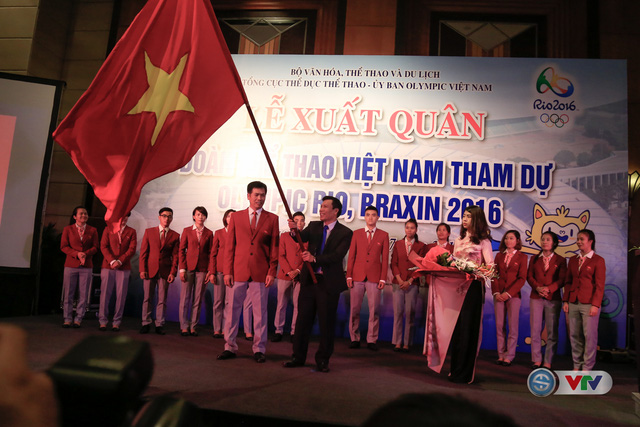 
Ủy viên BCH Trung ương Đảng, Bộ trưởng Bộ VH, TT & DL Nguyễn Ngọc Thiện đã trao cờ cho Trưởng đoàn TTVN tham dự Olympic Rio 2016, Trần Đức Phấn. 
