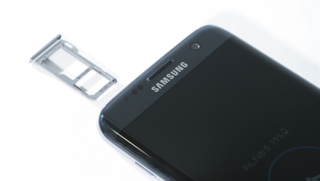Nơi cắm SIM và cắm thẻ nhớ microSD nằm trên cùng một khay