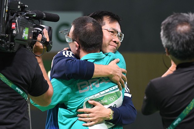 
Vận động viên nước chủ nhà Brazil, Felipe Almeida Wu thán phục và đến chúc mừng Hoàng Xuân Vinh sau cuộc đấu gay cấn.
