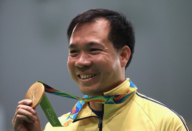 
Hoàng Xuân Vinh cùng nụ cười chiến thắng và tấm huy chương vàng lịch sử của Thể thao Việt Nam.
