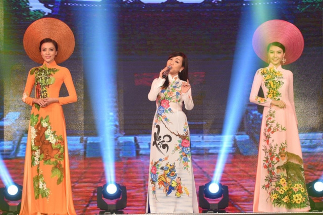 Hà Vân trình bày ca khúc Câu chuyện đầu năm của Hoài An kết hợp với màn trình diễn áo dài Bính Thân Hỷ của NTK Tuấn Hải