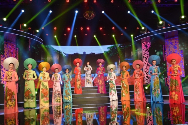 Bộ sưu tập thời trang áo dài Bính Thân Hỷ cũng được trình diễn trong Sài Gòn đêm thứ 7 với chủ đề Hát lên em mùa Xuân