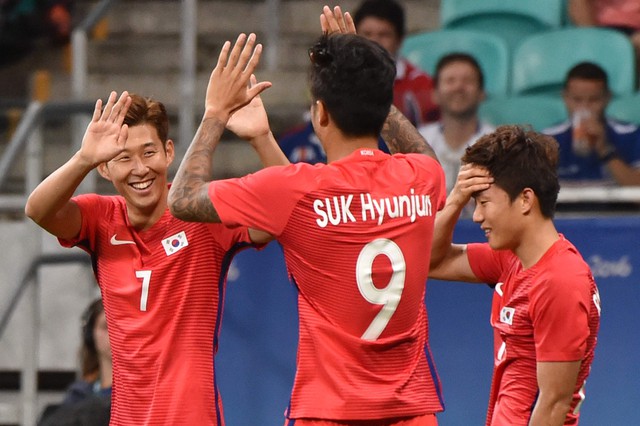 
Hyun-Jun Suk ăn mừng bàn thắng vào lưới ĐT Olympic Đức
