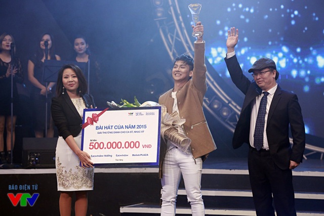 
Hoài Lâm nhận giải Bài hát của năm 2015 - giải thưởng khép lại chặng đường 4 năm của Bài hát yêu thích (Ảnh: Thanh Huyền/VTV News)
