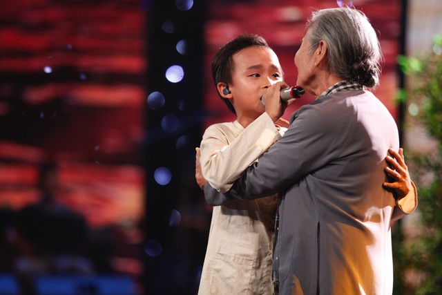 
Khán phòng đêm CK Vietnam Idol Kids 2016 như vỡ òa trong cảm xúc khi chứng kiến sân khấu cảm động của cậu bé và NSƯT Phi Điểu với bài hát Bà Năm.
