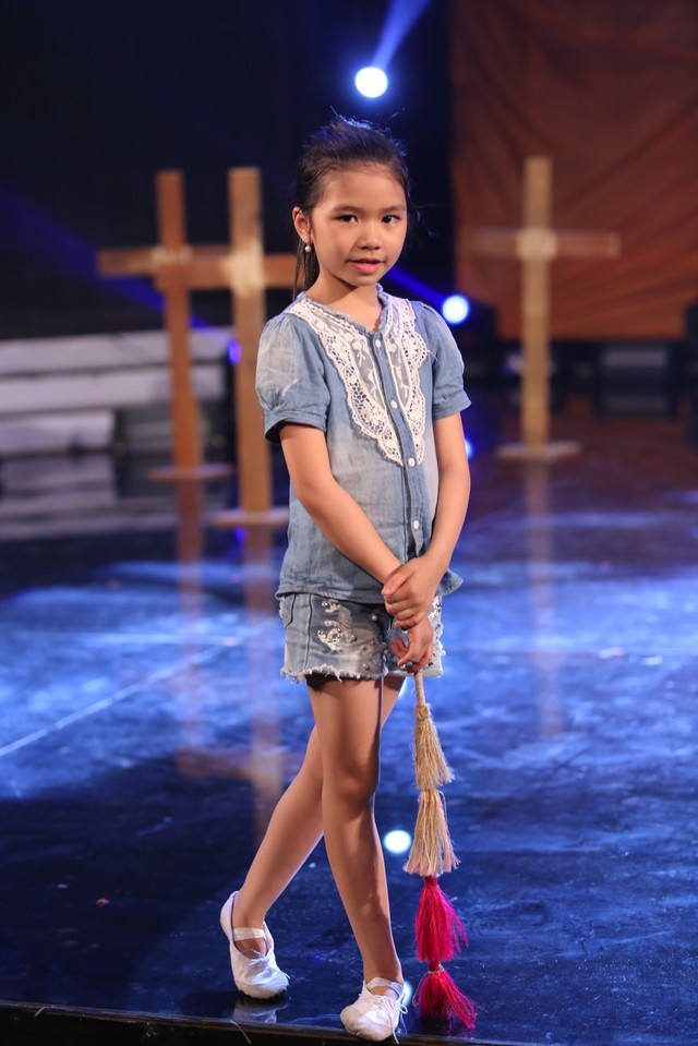 
Cô bé hát xẩm Hương Giang mạo hiểm chuyển hướng sang hát tuồng trong đêm chung kết.
