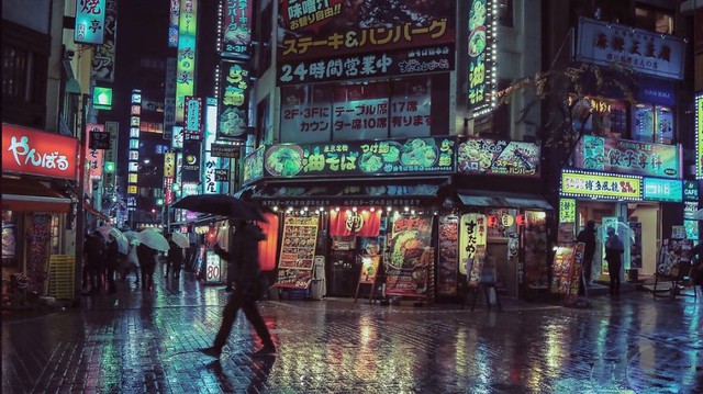 Hồn của Tokyo huyền ảo chiêm ngưỡng chính là quyến rũ của sự đối lập giữa cổ điển và hiện đại. Những tòa nhà cao chọc trời kề bên những ngôi đền cổ kính, những chợ đêm đích thực thật sự sống động. Quang cảnh đêm tại Tokyo chắc chắn sẽ làm bạn ngất ngây với vẻ đẹp mê hồn khó quên.