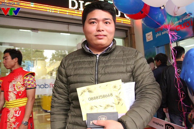 
Anh Huấn (Hà Nội) vui mừng khi được sở hữu SIM số đẹp sau khi đăng kí hòa mạng.
