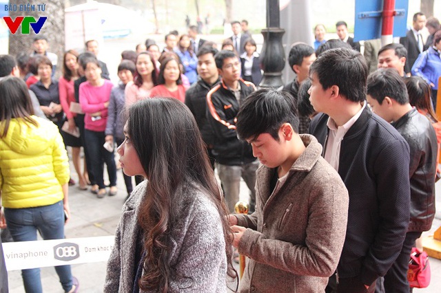
Ngay từ sáng sớm trong ngày khai trương, một lượng lớn khách hàng tại Hà Nội đã đổ về điểm Vinaphone mở bán để xếp hàng, chờ đến lượt đăng kí, hòa mạng SIM mới.

