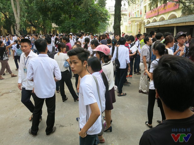 
Từ rất sớm, hàng trăm thí sinh đã có mặt tại điểm thi trường THPT Quang Trung nghe phổ biến quy chế thi.
