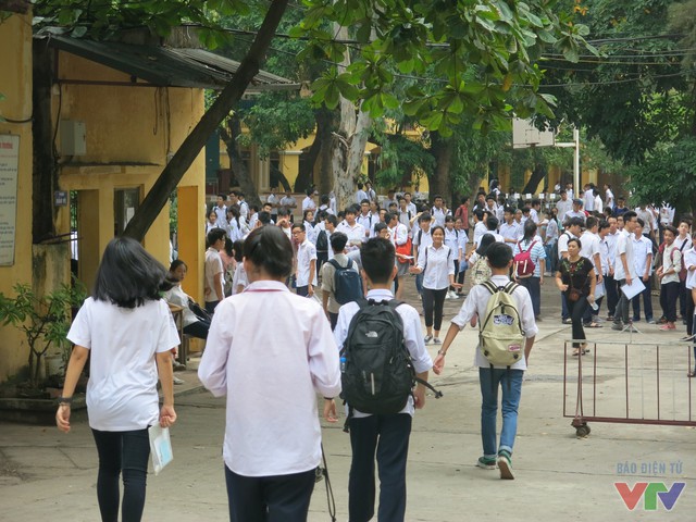
Từ sáng sớm, các thí sinh đã tập trung tại Hội đồng thi trường THPT Quang Trung.
