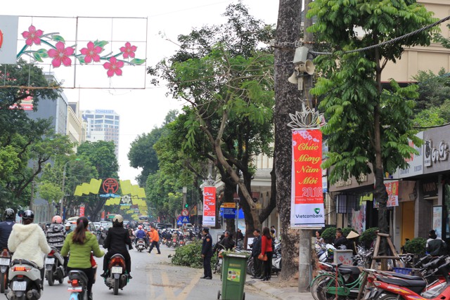 
Đường phố Hà Nội đã được trang hoàng lộng lẫy và hoàn thiện trong chiều 31/12.
