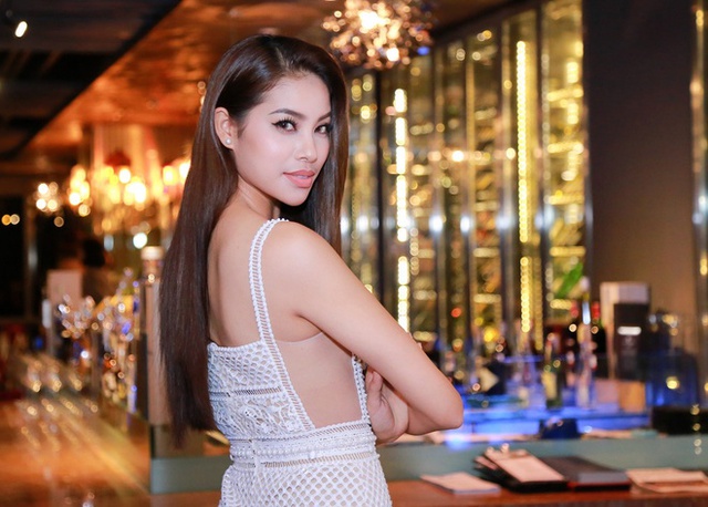 Hoa hậu khoe vẻ gợi cảm với váy ren của Chung Thanh Phong.