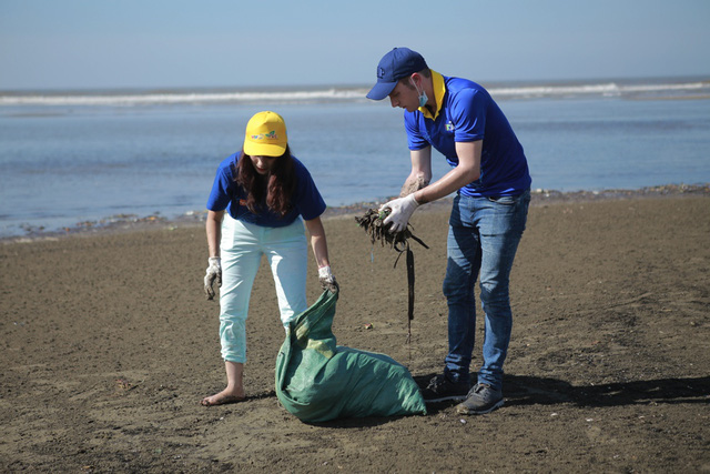 
Nhà báo Lê Bình cùng các cộng tác viên và khách mời đã dành hơn 4 tiếng đồng hồ để dọn sạch bãi biển
