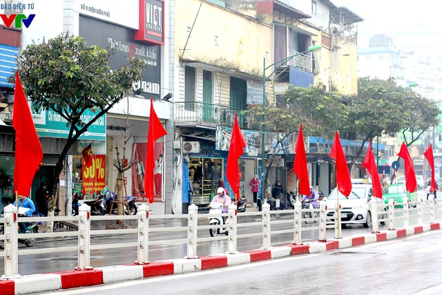 
Trên hầu hết các tuyến phố của Thủ đô Hà Nội, cờ đỏ cũng được trang hoàng để chào mừng Đại hội Đảng XII
