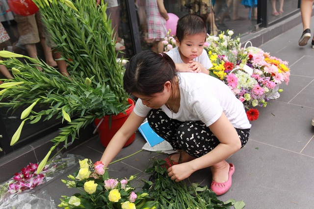 
Em nhỏ không rời mẹ trong suốt phần thi
