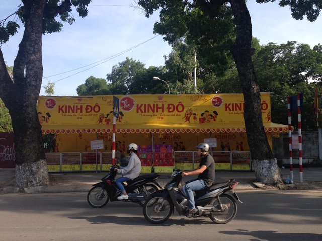 
Trên một số tuyến phố Hà Nội đã xuất hiện những cửa hàng bán bánh Trung thu sớm
