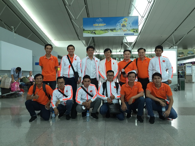 Các thành viên của LH - FF và đoàn Robocon Đại học Lạc Hồng tại sân bay Tân Sơn Nhất (Ảnh: Bá Thuận)