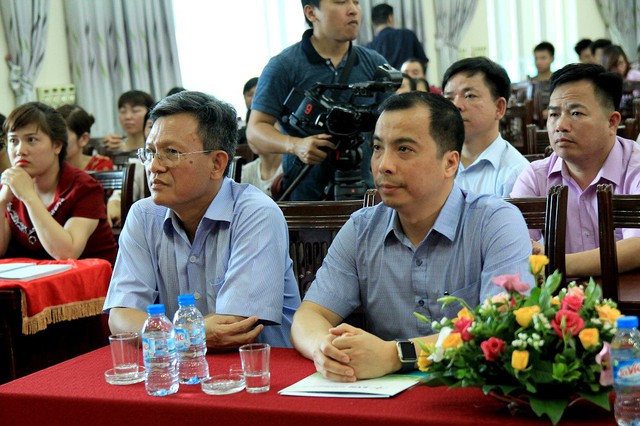 
Sáng 20/5, ông Phạm Văn Quang - Phó Bí thư thường trực Đảng ủy Đài Truyền hình Việt Nam, đại diện Quỹ Tấm lòng Việt cùng đại diện Tập Đoàn Điện lực Việt Nam (EVN) cùng có mặt trong buổi trao học bổng cho học sinh nghèo vượt khó tại huyện Chương Mỹ

