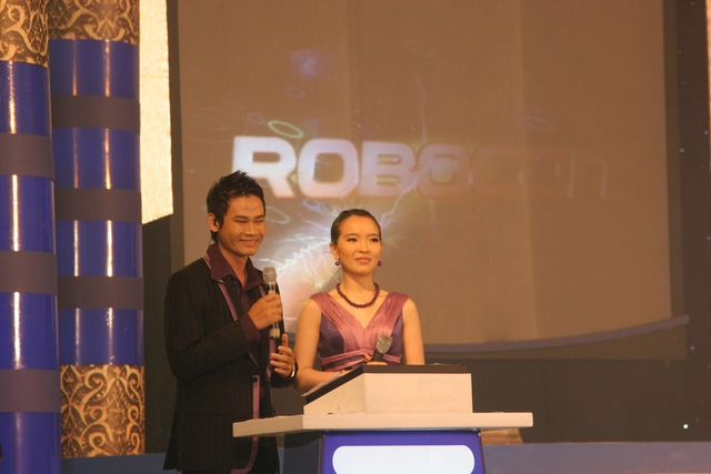 
Linh Hương cũng là gương mặt MC đã gắn bó một thời gian dài với Robocon Việt Nam. Cựu thành viên của nhóm Sắc màu có cơ hội đến với chương trình này từ năm 2004. (Ảnh: Việt Phú)
