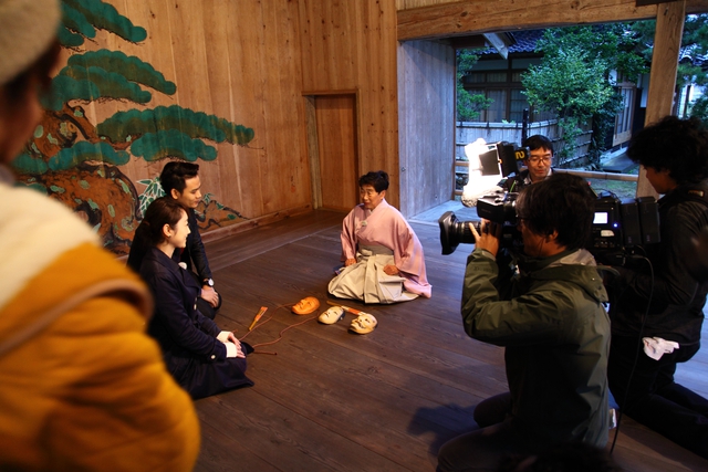 
Hai MC gặp gỡ một nghệ sĩ kịch Noh nổi tiếng tại tỉnh Niigata
