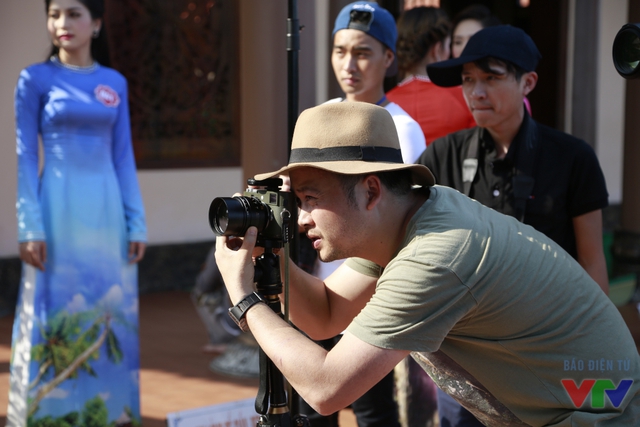 Giám đốc hình ảnh Tô Thanh Tân không ngại phơi mình trong nắng để “tóm” những khoảnh khắc đẹp của các thí sinh