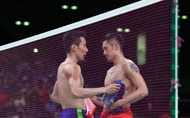 Lee Chong Wei và Lin Dan đổi áo sau trận đấu