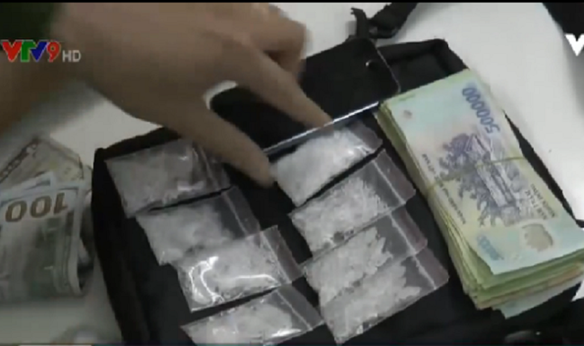
Gần 40 gói ma túy tổng hợp và hơn 70 triệu đồng tiền mặt được cất giấu trong người đối tượng.

