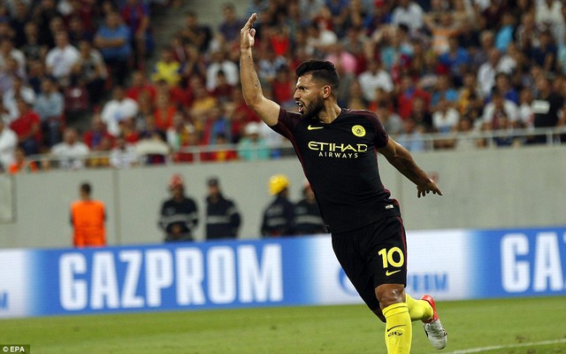 Aguero ăn mừng bàn thắng nâng tỉ số lên 2-0 cho Manchester City