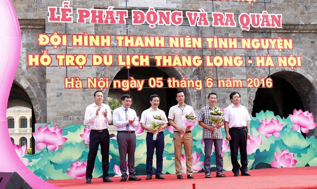 
BTC tặng hoa ban giám khảo cuộc thi “Sáng tạo mẫu quà lưu niệm mang dấu ấn Thủ đô Hà Nội”
