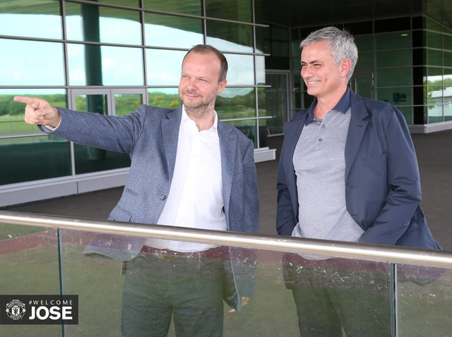 Phó Chủ tịch Ed Woodward tận tình hướng dẫn HLV Jose Mourinho (Ảnh: Manchester United)