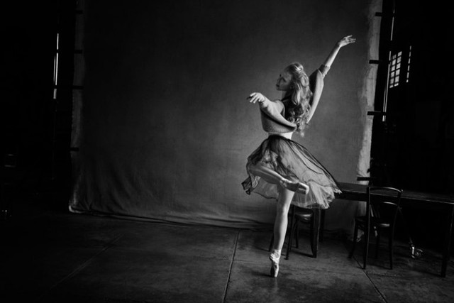 Nghệ sĩ múa ballet luôn tỏa sáng với vẻ đẹp kiêu sa và tinh tế của mình. Và qua ống kính nhiếp ảnh gia Đức, họ trở nên càng lộng lẫy hơn bao giờ hết. Bộ ảnh sẽ khiến bạn cảm thấy như đang ngắm một vở ballet trên sân khấu.