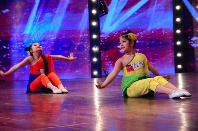 
Hai thí sinh nhí Nguyễn My Anh và Hà Bảo Anh giành nút vàng từ Chí Trung với màn múa đương đại cảm động.
