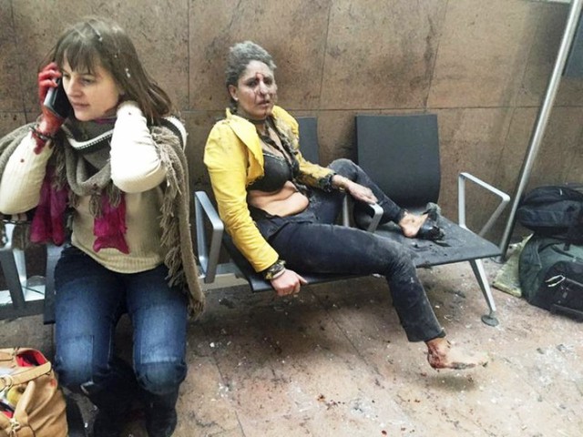 
Chị Nidhi Chaphekar là một nạn nhân sống sót trong vụ khủng bố tại sân bay Brussels. Bức ảnh chị Nidhi với quần áo rách tơi tả và cơ thể thương tích phủ đầy bụi đã trở nên rất nổi tiếng khi một loạt cơ quan truyền thông lớn trên thế giới đều đưa hình ảnh này. Cùng với chị Nidhi, hầu hết danh tính các nạn nhân vụ nổ ở Brussels đều được khai thác và công bố trên truyền thông thế giới. (Ảnh: Reuters)
