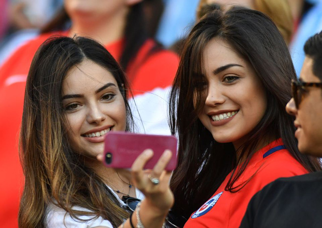 
Hai fan nữ Chile mải selfie mà bỏ quên những diễn biến trên sân
