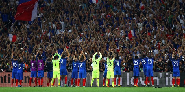 
Các cầu thủ và CĐV Pháp đã cùng ntạo nên một bản giao hưởng pháo tay sau trận bán kết EURO 2016.
