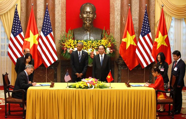 Tổng thống Obama và Chủ tịch nước Trần Đại Quang trong buổi lễ ký kết hợp đồng mua bán 100 chiếc máy bay giữa Vietjet Air và Boeing trị giá 11,3 tỷ USD.