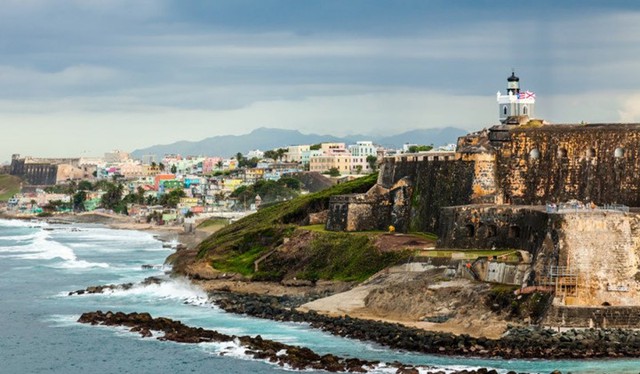 
Puerto Rico là một lãnh thổ hải ngoại của Mỹ, do đó công dân Mỹ tới tham quan hòn đảo này không cần hộ chiếu. Các thành phố như San Juan và Pone tập trung nhiều di tích lịch sử và đồ ăn ngon. Có rất nhiều dạng bãi biển để du khách lựa chọn, phù hợp với nhu cầu lướt sóng, lặn biển hoặc xả hơi.
