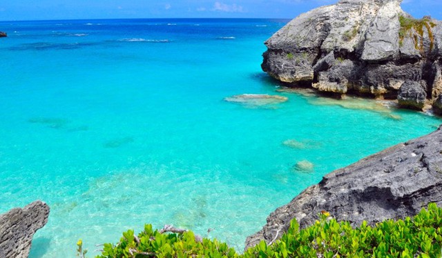 
Bermuda được coi là một trong những hòn đảo thanh lịch nhất trên biển Caribe. Bermuda chịu ảnh hưởng mạnh của nước Anh và bạn vẫn có thể tìm thấy nhiều nơi phục vụ bữa trà chiều truyền thống, những trận đấu cricket cũng rất dễ tìm thấy tại hòn đảo này.
