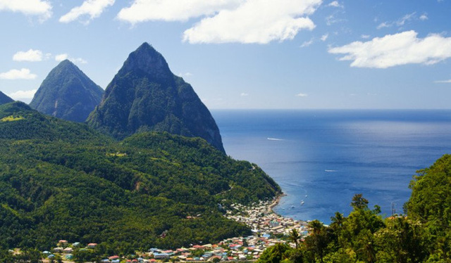 
Được xem là một trong những hòn đảo đẹp nhất nhất biển Caribe, St.Lucia cung cấp nhiều khu nghỉ dưỡng trọn gói với rất nhiều tiện nghi, một cảnh quan xanh mát với núi rừng cũng như những bãi biển hoang sơ.

