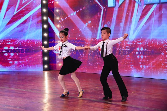 
Cặp thí sinh nhí Quang Trung - Hoàng Hải trình diễn Dancesports.
