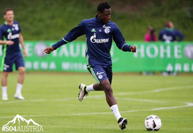 Baba Rahman đã tập luyện cùng các cầu thủ Schalke