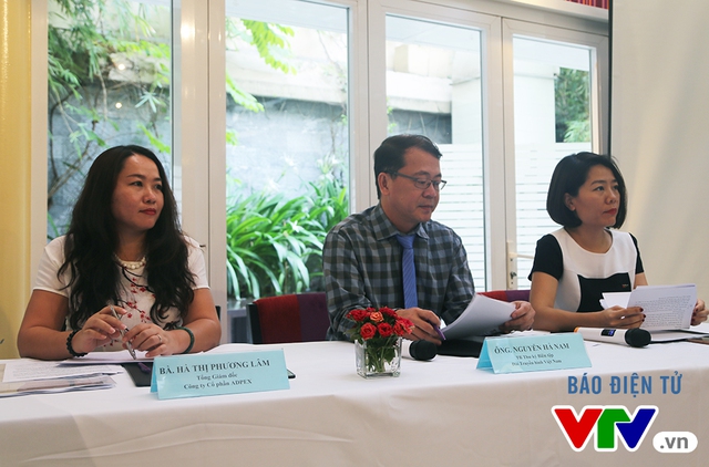 
Từ trái sang: bà Hà Thị Phương Lâm, ông Nguyễn Hà Nam và bà Lê Thanh Trang trong buổi họp báo.
