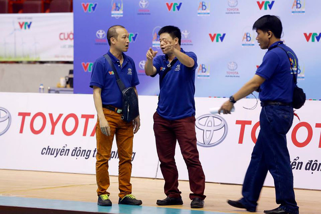 
Đạo diễn hình ảnh Nguyễn Hoàng Lâm (ngoài cùng bên trái) đang trao đổi công việc với các nhân viên quay phim của chương trình.
