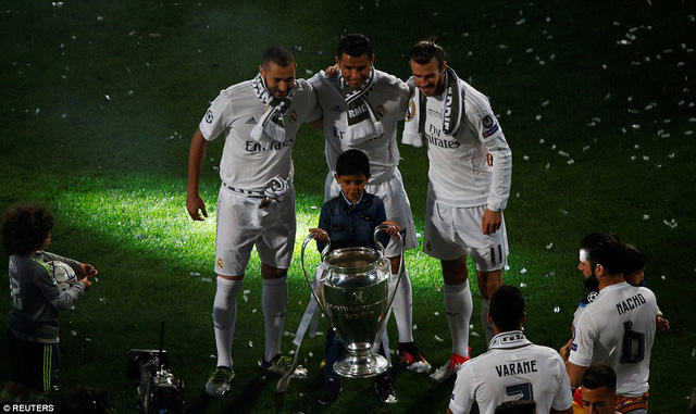 
Cậu bé có dịp nâng cup cùng cha và hai người đá cặp ăn ý trên hàng công là Benzema và Bale

