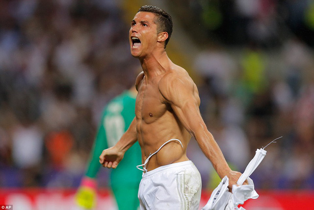 
Trước đó, Ronaldo ăn mừng với màn khoe cơ bắp trong trận chung kết với Atletico

